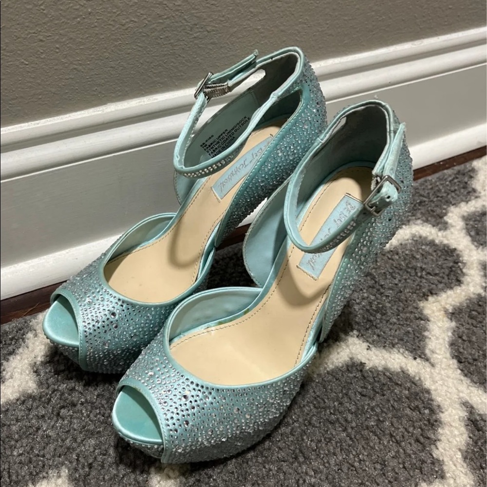 Heels - Picture 5 of 7